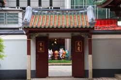 Porta di ingresso al complesso monastico di Thiam Hock Keng a Singapore