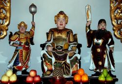 Tre statue del Budda con offerte di frutta, tempio Thiam Hock Keng a Singapore - © LEE SNIDER PHOTO IMAGES / Shutterstock.com 