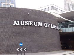 Insegna del Museo di Londra: l'edificio si trova a London Wall, nel cuore della Londra ai tempi dei romani - © Chris Nyborg - CC BY-SA 3.0, Wikipedia
