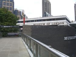 Esterno ed ingresso del museo: siamo al Museum of London in centro a Londra - © Infernalfox - CC BY 2.5, Wikipedia 