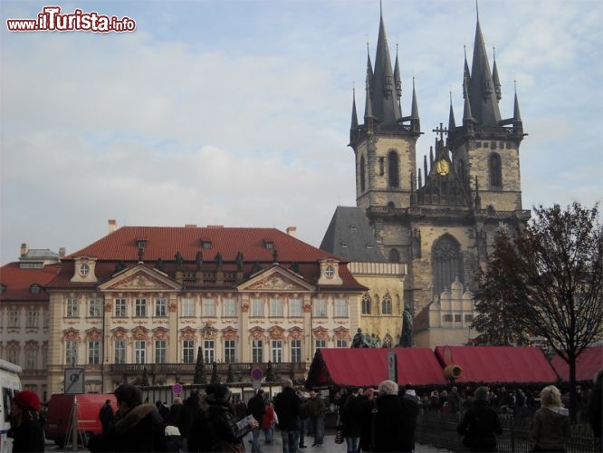 Piazza Staromeska (piazza della città vecchia) che è il vero cuore di Praga