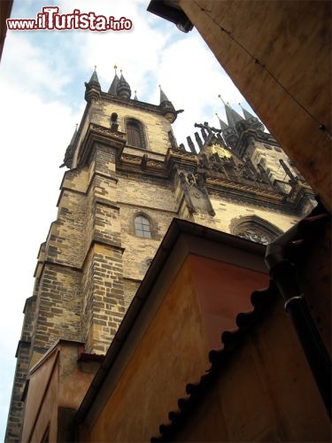 Dietro questo particolare seguendo la strada c' la casa della Madonna nera