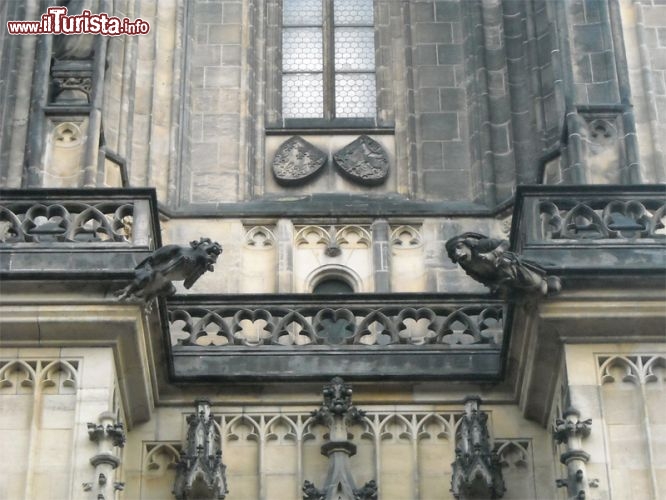 Da vedere la bellissima sala capitolare con le complesse costolature gotiche e soprattutto le architetture di Jose Plecnik (per esempio la bella pensilina sul lato desto della cattedrale).