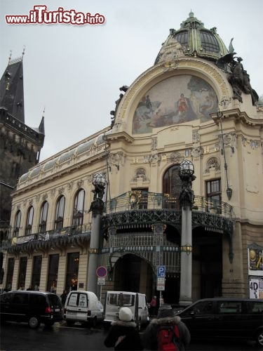 Na Porizi davanti c' uno spettacolare centro commerciale