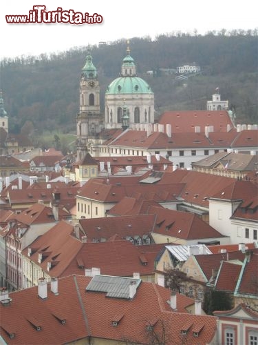 Splendida chiesa di San Nicola in Mala Strana, fatta da Karl Ignaz Dientzenofer, meraviglioso esempio di Barocco, in particolare c' lo SPETTACOLARE pulpito biomorfico scolpito da Peter Prachner (sembra ricavato da un gigantesco pezzo di corallo, un capolavoro totale!)