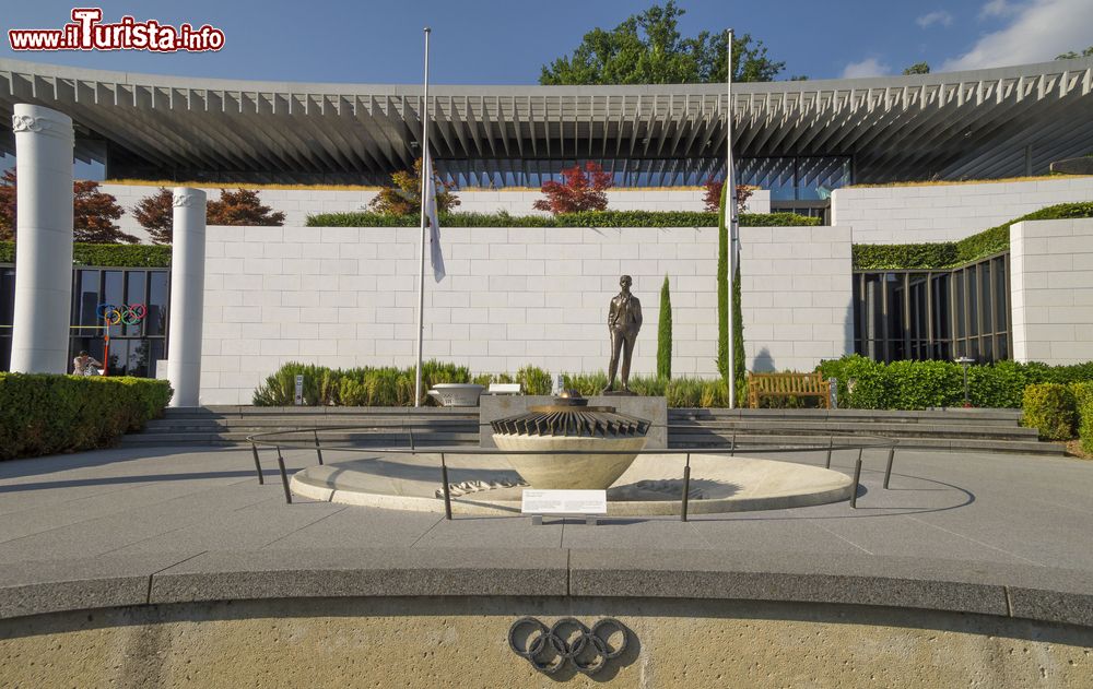 Immagine Il museo Olimpico con il braciere della fiamma olimpica a Losanna - © ELEPHOTOS / Shutterstock.com