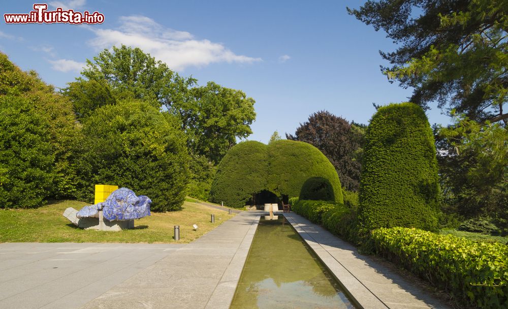 Immagine Il parco Olimpico di Losanna, sulla riva del Lago di GInevra, di fronte al Museo Olimpico - © ELEPHOTOS / Shutterstock.com