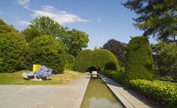 Il parco Olimpico di Losanna, sulla riva del Lago di GInevra, di fronte al Museo Olimpico - © ELEPHOTOS / Shutterstock.com 