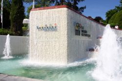 La fontana all'ingresso del Museo Olimpico di Losanna in Svizzera - © Vladimir Mucibabic / Shutterstock.com 