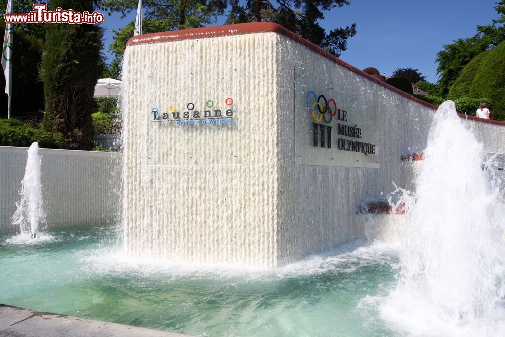 Immagine La fontana all'ingresso del Museo Olimpico di Losanna in Svizzera - © Vladimir Mucibabic / Shutterstock.com