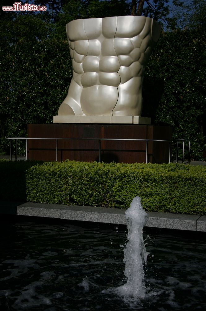 Immagine Statua Citius Altius Fortius dell'artista Berrocal di fronte al Museo Olimpico di Losanna - © Mykola Komarovskyy / Shutterstock.com