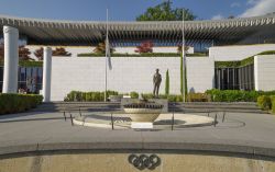 Il museo Olimpico con il braciere della fiamma olimpica a Losanna - © ELEPHOTOS / Shutterstock.com 