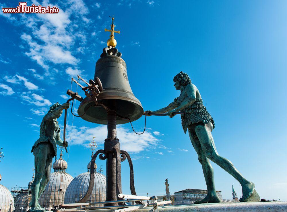 Immagine Fotografia ravvicinata dei due mori in cima alla Torre dell'Orologio, in piazza San Marco a Venezia - © PlusONE / Shutterstock.com