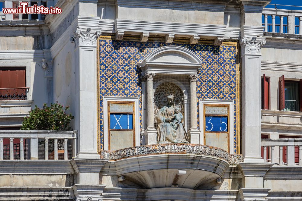 Immagine Quasi come un precursore dell'era digitale l'orologio in piazza San Marco a Venezia mostra ore e minuti nei quadranti appena sopra all'orologio astronomico