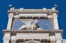 Dettaglio del Leone di San Marco in cima alla torre dell'Orologio a Venezia