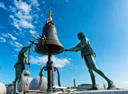 Fotografia ravvicinata dei due mori in cima alla Torre dell'Orologio, in piazza San Marco a Venezia - © PlusONE / Shutterstock.com