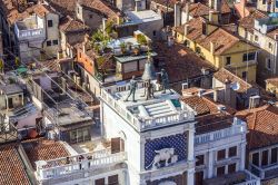 Particolare della cima della Torre dell'Orologio di Venezia, con la campana e  i due mori in bronzo