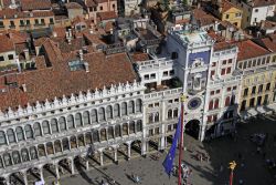 Vista aerea dal campanile di piazza San Marco: ben visibile la Torre dell'Orologio di Venezia - © Shiler / Shutterstock.com