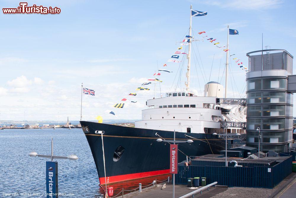 Immagine HMY Britannia, lo yacht reale della regina Elisabetta II oggi un museo galleggiante a Edimburgo - © Ondrej Deml / Shutterstock.com