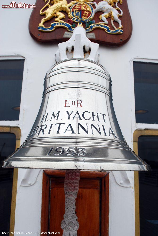 Immagine La campana a bordo del Royal Yacht Britannia la barca museo a Leith Basin, Edimburgo (Scozia) - © Chris Jenner / Shutterstock.com