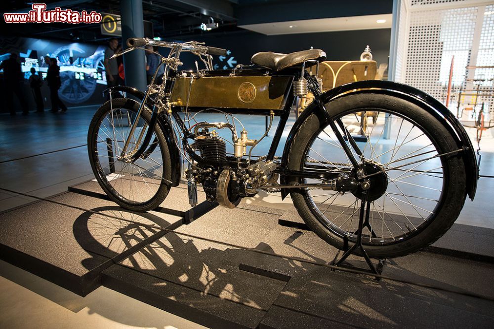 Immagine Una antica Motocicletta in mostra al Museo dei Motori di Riga, la capitale della Lettonia - © Roberto Cornacchia / www.robertocornacchia.com
