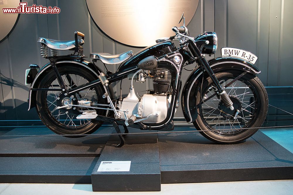 Immagine Un notevole esemplare di una BMW R35 1943, una motocicletta esposta al Museo dei Motori di Riga in Lettonia - © Roberto Cornacchia / www.robertocornacchia.com