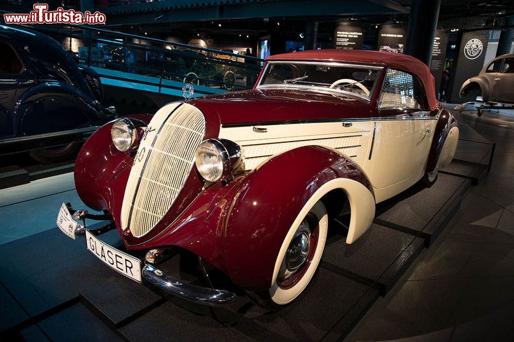 Immagine Il fascino delle auto degli anni '40: una Cabriolet Steyr 220 Glaser  del 1938 al Museo dei Motori a Riga in Lettonia - © Roberto Cornacchia / www.robertocornacchia.com