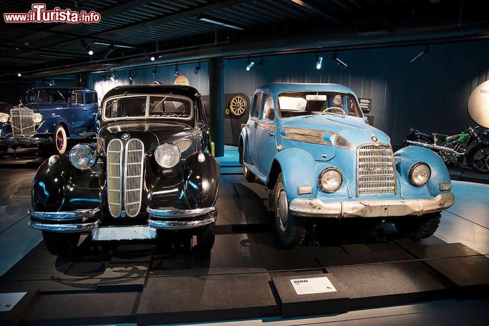 Immagine Due vecchie BMW a confronto: ci troviamo nel Museo dei Motori di Riga, la capitale della Lettonia - © Roberto Cornacchia / www.robertocornacchia.com