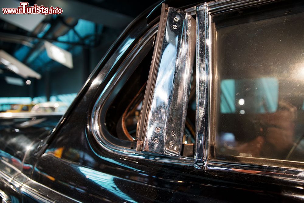 Immagine Il vetro spesso 75 mm dell'auto di Stalin: l'automobile, un Cadillac pesava ben 7 tonnellate: siamo al Museo dei Motori di Riga in Lettonia - © Roberto Cornacchia / www.robertocornacchia.com