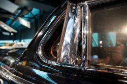 Il vetro spesso 75 mm dell'auto di Stalin: l'automobile, un Cadillac pesava ben 7 tonnellate: siamo al Museo dei Motori di Riga in Lettonia - © Roberto Cornacchia / www.robertocornacchia.com ...