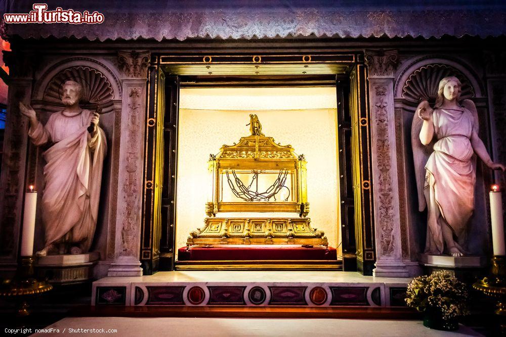 Immagine Le catene di San Pietro, le relique dell'apostolo nella chiesa di Sanpietro in Vincoli a Roma - © nomadFra / Shutterstock.com