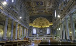 Fotografia dell'interno della chiesa di San Pietro in VIncoli: la navata centrale