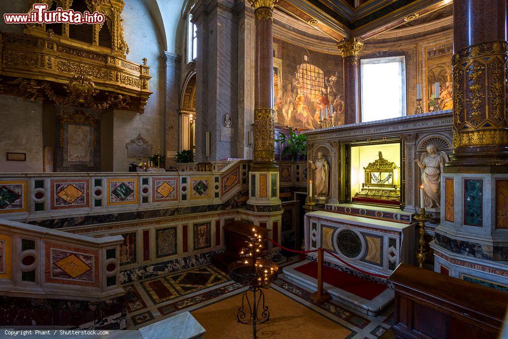 Immagine Il particolare di un altare della chiesa di San Pietro in Vincoli e le reliquie del Santo apostolo - © Phant / Shutterstock.com