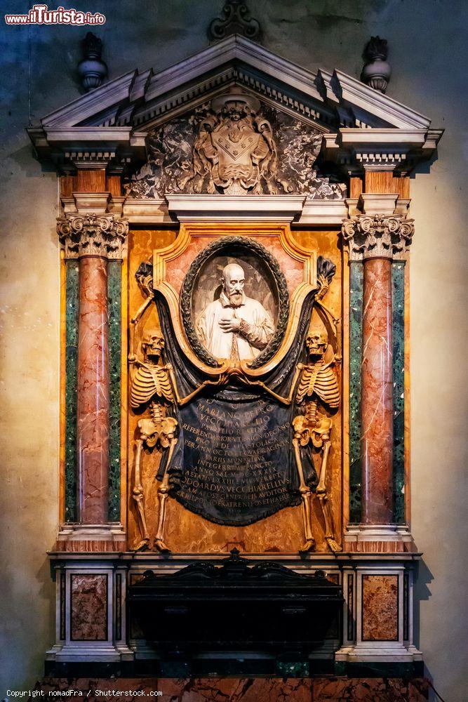 Immagine Un altare laterale nella chiesa di San Pietro in Vincoli - © nomadFra / Shutterstock.com
