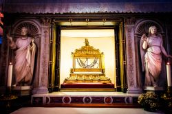Le catene di San Pietro, le relique dell'apostolo nella chiesa di Sanpietro in Vincoli a Roma - © nomadFra / Shutterstock.com