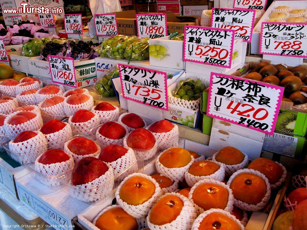 Immagine Non solo pesce al mercato Tsukiji market: si trovano anche frutta e verdura - © Gritsana P / Shutterstock.com
