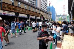 Ristoranti e negozi all'interno del complesso del Tsukiji market, il mercato del pesce di Tokyo - © P_C / Shutterstock.com