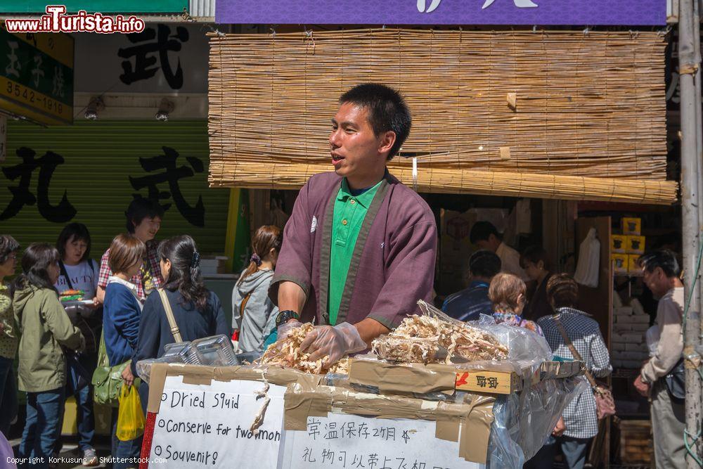 Immagine Venditore di calamari al mercato del pesce di Tokyo - © Korkusung / Shutterstock.com