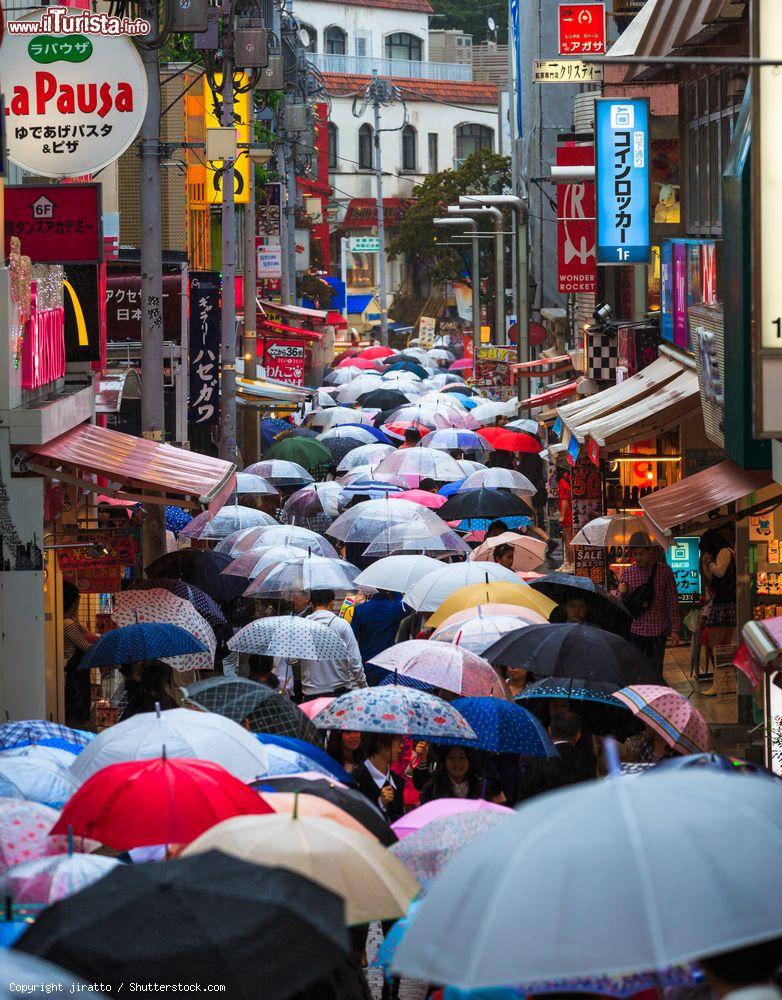 Immagine Una grigia giornata di pioggia a Tokyo: in fotografia la strada pedonale di Takeshita Dori - © jiratto / Shutterstock.com