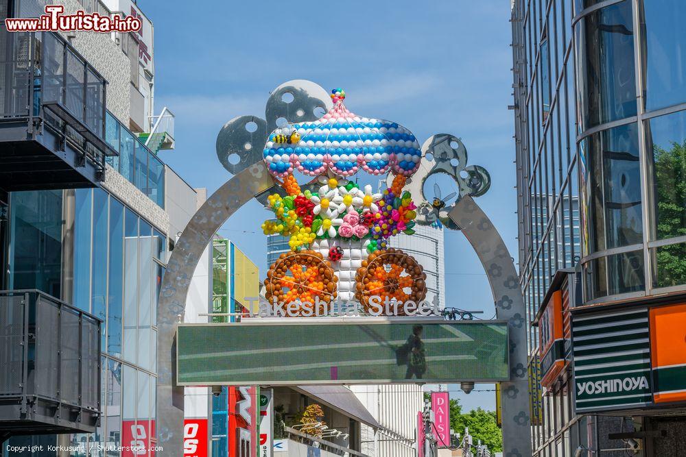 Immagine Il portale di ingresso di Takeshita Dori marca l'inizo della strada pedonale di Toyo - © Korkusung / Shutterstock.com