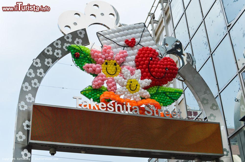 Immagine L'insegna di Takeshita Street (Dori) la via si trova in centro a Tokyo - © Korkusung / Shutterstock.com