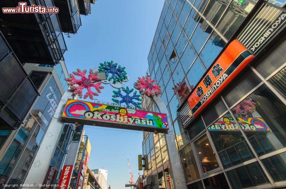 Immagine L'insegna in modalità invernale di Takashita Dori la via dello shopping nel centro di Tokyo - © MADSOLAR / Shutterstock.com