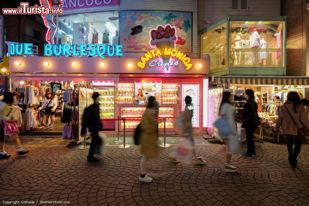 Immagine La creperia Santa Manica è uno dei locali famosi di Takeshita Dori a Tokyo - © Lodimup / Shutterstock.com