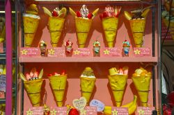 Un dettaglio dei Coni gelato alla moda come vengono presentati in una gelateria di Takeshita Street in centro a Tokyo - © Sarunyu L / Shutterstock.com