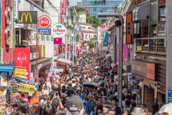 Una calda giornata di sole in estate a Takashita Dori, la strada pedonale dello shopping a Tokyo - © Jirat Teparaksa / Shutterstock.com