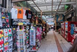 I negozi di Takeshita Street la via chiusa al traffico del centro di Tokyo - © Phurinee Chinakathum / Shutterstock.com