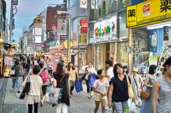La via pedanole di Takeshita Dori, la strada dello shopping e della moda di Tokyo - © Takamex / Shutterstock.com