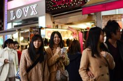Ragazze giapponesi a passeggio sulla Takeshita street nel quartiere di Harajuku. - © Sira Anamwong / Shutterstock.com