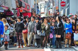 Folla lungo la via della moda di Tokyo, la celebre Takeshita Dori del quartiere di Harajuku  - © Perati Komson / Shutterstock.com