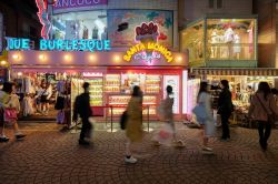 La creperia Santa Manica è uno dei locali famosi di Takeshita Dori a Tokyo - © Lodimup / Shutterstock.com